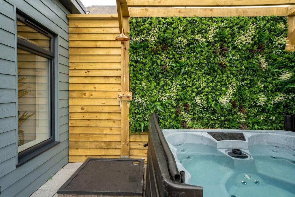 Cottage With Hot Tub Near Knockhill Saline Екстериор снимка