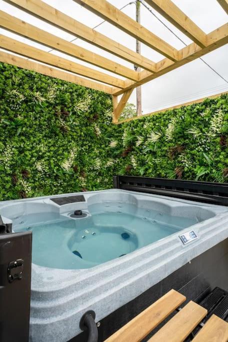 Cottage With Hot Tub Near Knockhill Saline Екстериор снимка